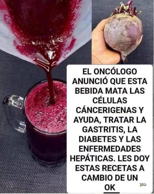 Jugo de remolacha siendo vertido en un vaso